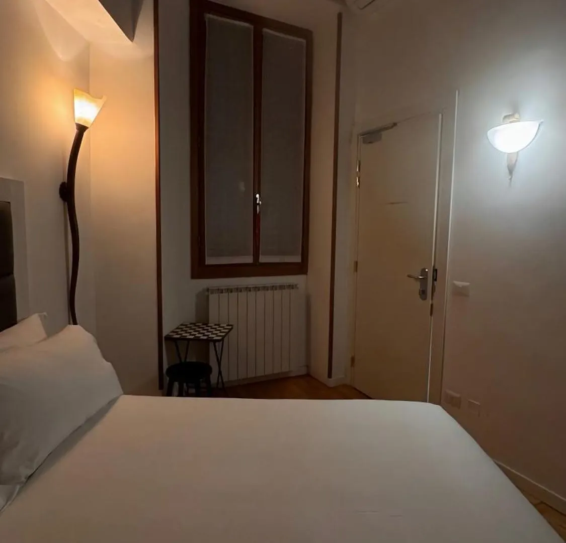 Room Mailand 0*,  Italien